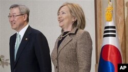 South Korean Foreign Minister Kim Sung-Hwan walks together with US Secretary of State Hillary Clinton to a meeting room at the Foreign Minister's Residence in Seoul, South Korea, April 16, 2011