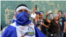 Manifestantes antigubernamentales entonan el himno nacional de Nicaragua el 25 de abril de 2018 frente a la sede de la policía nacional en Managua © AFP RODRIGO ARANGUA