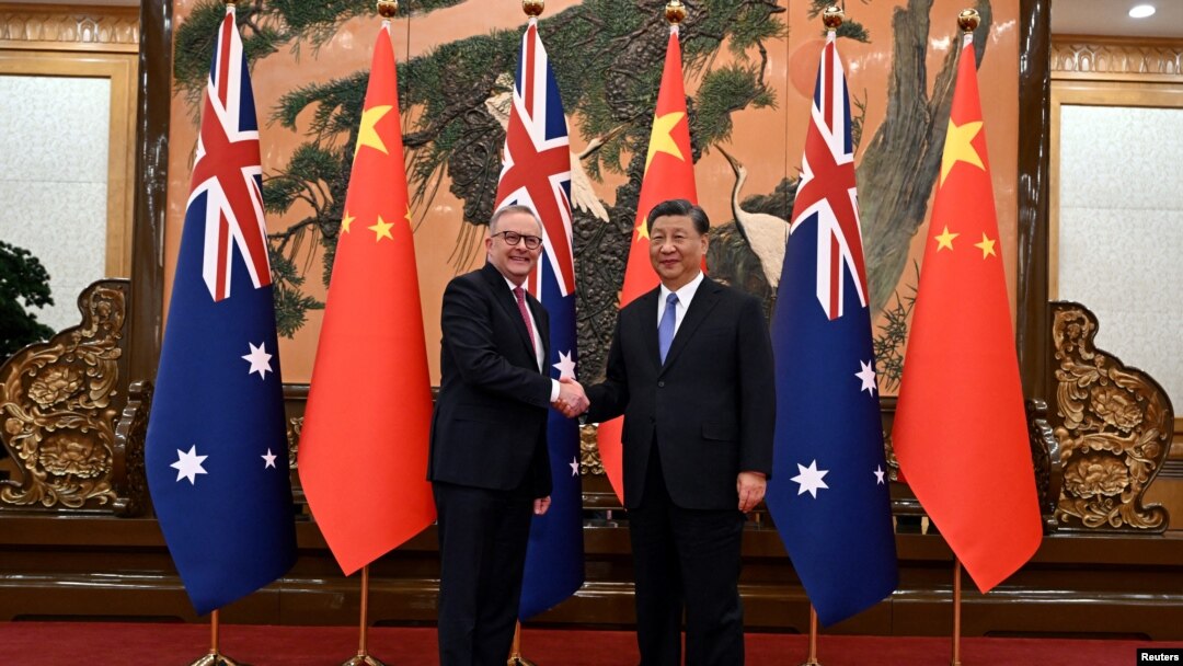 Waziri Mkuu wa Australia, Anthony Albanese (L) akiwa na Rais wa China Xi Jinping.