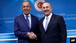 Сергей Лавров и Мевлюту Чавушоглу после совместной пресс-конференции в Анкаре, Турция, 14 августа 2018.