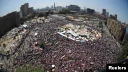 Aksi demo menentang kepemimpinan Presiden Mohamed Morsi terus berlanjut di Lapangan Tahrir, Kairo (30/6). 