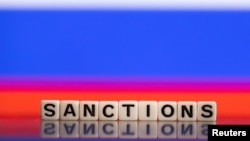 Ilustracija: Riječ "sankcije" na engleskom poredane ispred boja ruske zastave. (Foto: Rojters/Dado Ruvić)