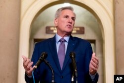 Pemimpin Mayoritas DPR Kevin McCarthy di luar kantornya di Gedung Capitol, Washington, Selasa, 9 Mei 2023. (AP/Andrew Harnik)