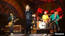 British veteran rockers The Rolling Stones' singer Mick Jagger (C) sings during a concert on their "Latin America Ole Tour" at Morumbi stadium in Sao Paulo, Brazil, Feb. 27, 2016. 