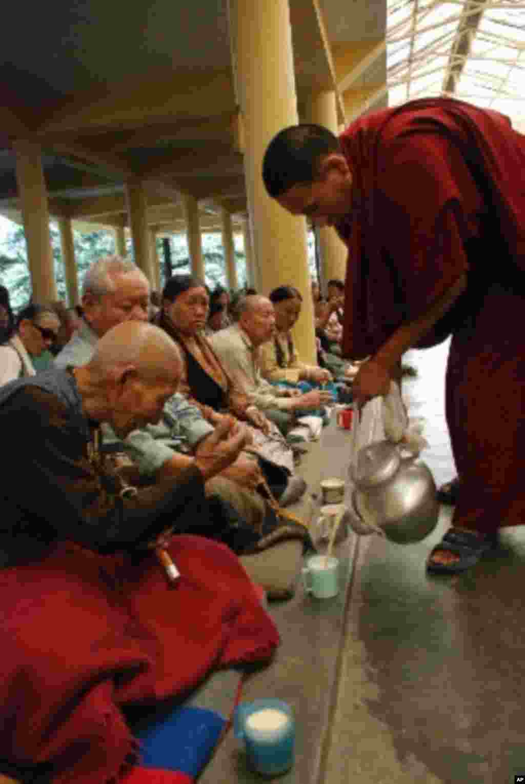 達賴喇嘛法王官邸前的西藏寺院，可以自由入內參觀。每天都有大批信眾聚集祈禱，並有喇嘛奉上西藏傳統的酥油茶