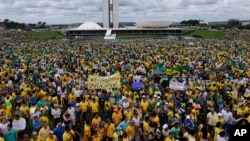 Dân chúng Brazil tham gia cuộc biểu tình phản đối chính phủ trước Quốc hội ở Brazilia, Brazil, 15/3/15