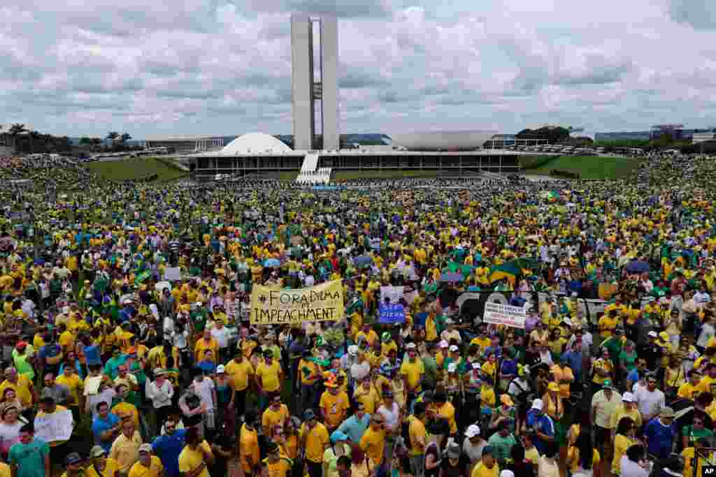 Milhares de Manifestantes reunidos em frente ao congresso nacional brasileiro, em Brasília