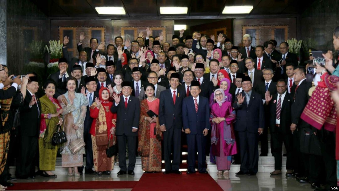 Presiden Joko Widodo dan Wakil Presiden Jusuf Kalla beserta istri masing-masing dan Ketua DPR Ade Komarudin serta para nggota DPR DPD berfoto bersama usai rapat paripurna DPR/DPD di gedung parlemen (16/8). (VOA/Andylala Waluyo)
