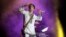 Prince joue en tête d'affiche le deuxième jour du Festival Coachella à Indio, en Californie, le 26 avril 2008.