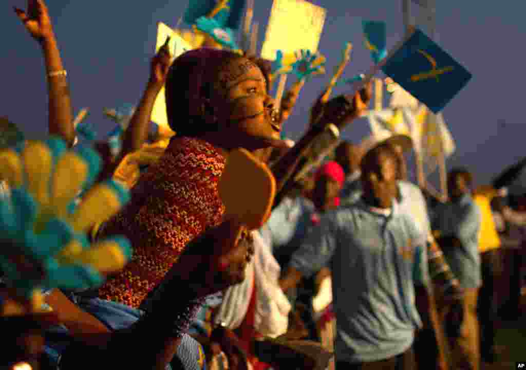 Supporters of President Abdoulaye Wade cheer at a campaign rally in Dakar, Feb. 23, 2012. (AP)