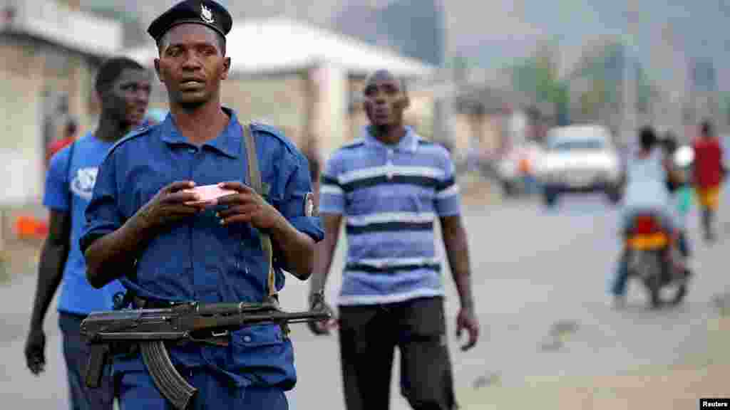 La police du Burundi patrouillent dans les rues du quartier de Musaga, dans la capitale Bujumbura après les résultats des élections présidentielles, le 24 Juillet 2015.