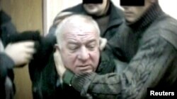 Imagen tomada de un video sin fecha que muestra a Sergei Skripal, un excoronel de la inteligencia rusa, siendo detenido por el servicio secreto ruso en un lugar no revelado.