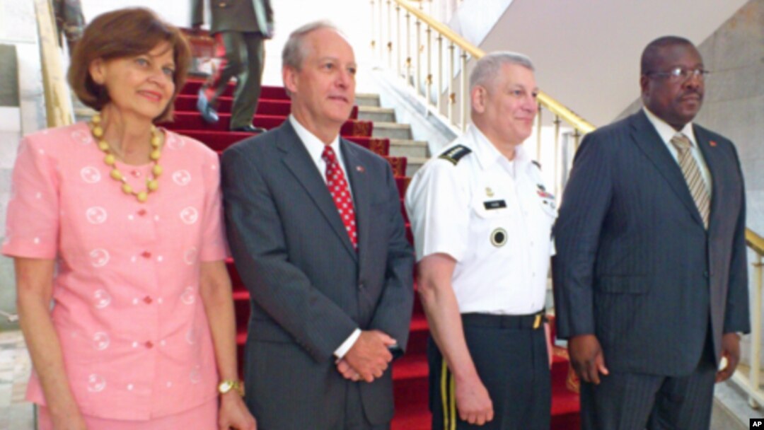 General Carter Ham, comandante do Africom, com o ministro da Defesa de Angola, Cândido Van-Dúnem, e o embaixador americano em Luanda, Christopher McMullen.