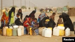 Para perempuan dan anak-anak pengungsi Yaman antri untuk mendapatkan air di kamp pengungsi al-Mazraq, Hajja, Yaman (foto: dok). 