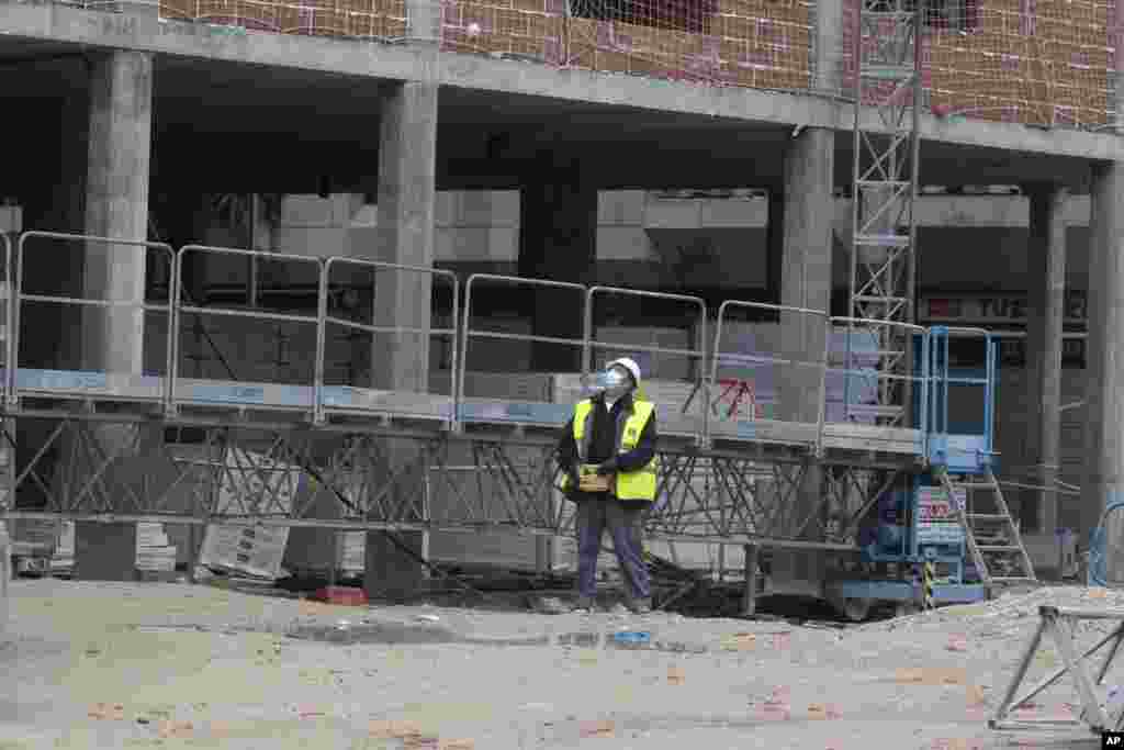 Un trabajador opera una grúa por control remoto en una obra en construcción en Madrid, España, el lunes 13 de abril. El Gobierno ha permitido que trabajadores de la industria pesada y de la construcción regresaran a trabajar, pero mantiene a la mayoría de los españoles bajo confinamiento por quinta semana consecutiva.&nbsp;