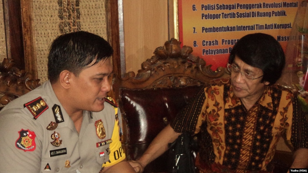 Kak Seto (kanan-baju batik) bertemu Kapolres Karanganyar (seragam polisi-kiri) terkait pengungkapan kasus pedofilia (Foto: VOA/Yudha)