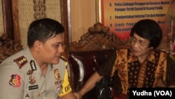 Kak Seto (kanan-baju batik) bertemu Kapolres Karanganyar (seragam polisi-kiri) terkait pengungkapan kasus pedofilia (Foto: VOA/Yudha)