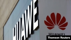 Archivo. La marca Huawei se observa en las afueras de una tienda en Beijing.