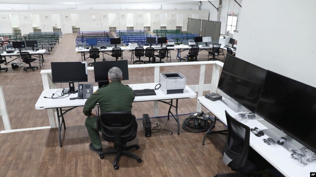 En esta fotografía, proporcionada por la Oficina de Aduanas y Protección Fronteriza de Estados Unidos, se ve el interior de una centro de procesamiento de migrantes el 23 de septiembre de 2021, en Laredo, Texas