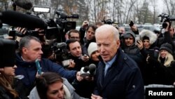 El expresidente de EE.UU. y aspirante presidencial demócrata Joe Biden, sale de un punto de votación en New Hampshire, el primer estado que realiza primarias con vistas a las elecciones generales de noviembre. 11 febrero 2020. Reuters.