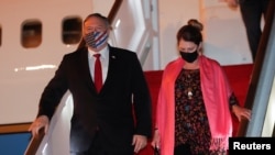 Mantan Menlu AS Mike Pompeo bersama istrinya (foto: dok). 