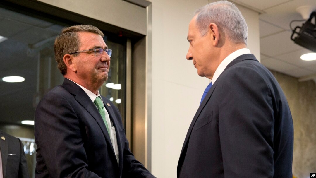 Menhan AS Ash Carter (kiri) disambut oleh PM Israel Benjamin Netanyahu setibanya di Yerusalem (21/7).