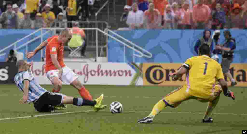 Argentina's Javier Mascherano, left, tackles Netherlands' Arjen Robben during the World Cup semifinal soccer match between the Netherlands and Argentina at the Itaquerao Stadium in Sao Paulo Brazil, Wednesday, July 9, 2014. (AP Photo/Manu Fernandez)