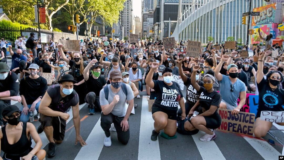 Para pedemo dalam unjuk rasa memprotes ketidakadilan rasial di Manhattan, New York, 6 Juni 2020. (Foto: AP)