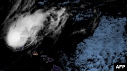 Esta imagen obtenida de la Administración Nacional Oceánica y Atmosférica (NOAA, por sus siglas en inglés) muestra una imagen del satélite Star GOES-West Geocolor Sector del huracán Douglas (arriba), en el Océano Pacífico, el pasado 27 de julio.