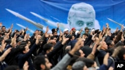 Para demonstran memprotes serangan udara AS yang menewaskan pejabat Garda Revolusioner Iran, Jenderal Qassem Soleimani, di Teheran, Iran, 4 Januari 2020. (Foto: AP)