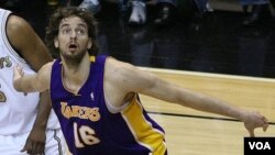 Pau Gasol asal Spanyol adalah salah satu pemain asing di NBA yang bermain untuk klub Los Angeles Lakers.