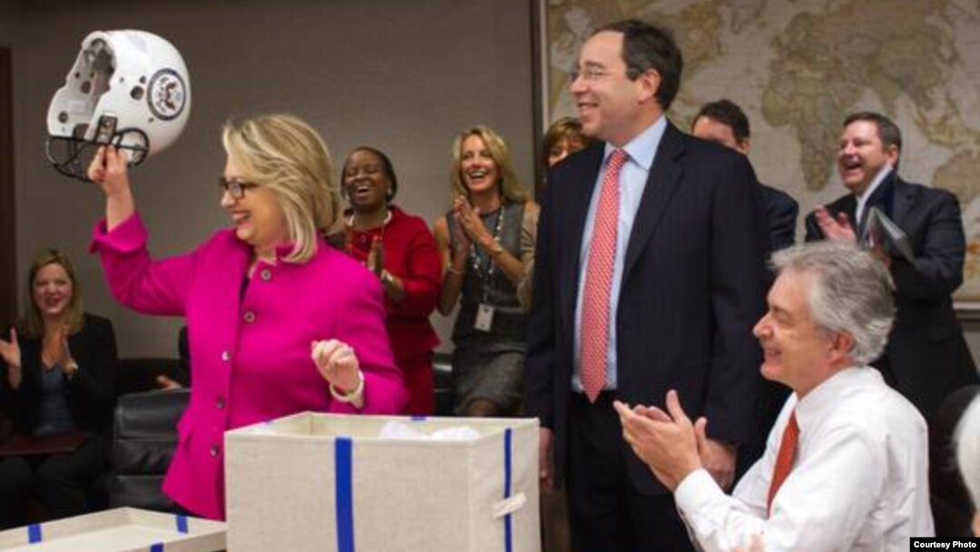 Menlu AS Hillary Clinton (baju merah) kembali memimpin rapat di kantor Deplu AS di Washington, Senin (7/1), setelah menjalani perawatan kesehatan selama sebulan.
