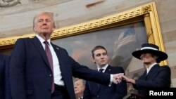 শপথ গ্রহণের পর স্ত্রী মেলানিয়া এবং সন্তান ব্যারনের সাথে প্রেসিডেন্ট ডনাল্ড ট্রাম্প। ফটোঃ ২০ জানুয়ারি, ২০২৫।