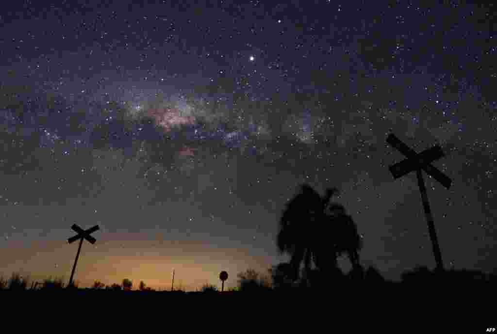 The Milky Way&#39;s Galactic Centre and Jupiter (brightest spot at center top) are seen from the countryside near the small town of Reboledo, Uruguay.