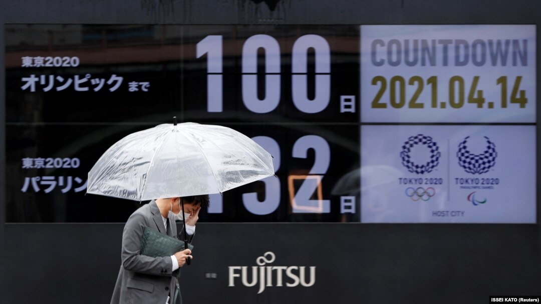 Layar yang menunjukkan itung mundur menuju hari pelaksanaan Olimpiade Tokyo 2020 dan Pertandingan Paralimpiade Tokyo 2020 yang telah ditunda hingga 2021 karena pandemi COVID-19, di Tokyo, Jepang, 14 April 2021.