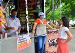 Filomena Franco, habitante de Roldanillo, que vende café en el centro del parque, asegura que las ventas han disminuido por la pandemia. Los turistas desaparecieron.