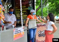 Filomena Franco, habitante de Roldanillo, que vende café en el centro del parque, asegura que las ventas han disminuido por la pandemia. Los turistas desaparecieron.
