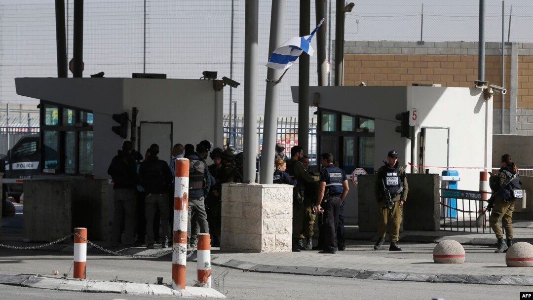 Israeli security forces gather at the the Qalandia checkpoint crossing between the West Bank city of Ramallah and Israeli-annexed East Jerusalem, Nov. 22, 2016. 