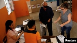 Miembros de un centro de votación comienzan a instalarlo en una escuela de Caracas, este jueves 26 de julio de 2024.