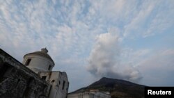 El volcán Stromboli en Italia, del que se pudieron observar señales de actividad en agosto de 2019, como en este noviembre de 2020.