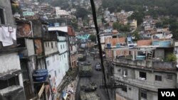 Kendaraan Lapis Baja Angkatan Laut Brazil memasuki pemukiman kumuh Rocinha di Rio de Janeiro, Brazil (13/11).