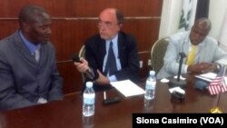 À esquerda, Ricardo Tuyula, Secretário Provincial da UNITA, ao centro, moderador João Santa Rita, à direita,Sampaio Mucanda, Secretário Provincial da CASA-CE