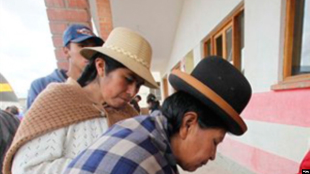 Para pemilih memberikan suaranya dalam pemilihan hakim agung di TPS El Alto, Bolivia (16/10).
