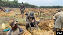 FILE - Illegal artisanal miners look for gold in Mazowe district, about 40 km north of Harare, Zimbabwe, Nov. 26, 2020. (Columbus Mavhunga/VOA)