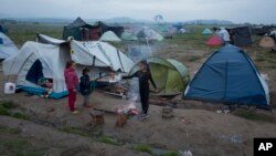 지난 5월 그리스 이도메니 난민촌에서 어린이들이 놀고 있다. (자료사진)