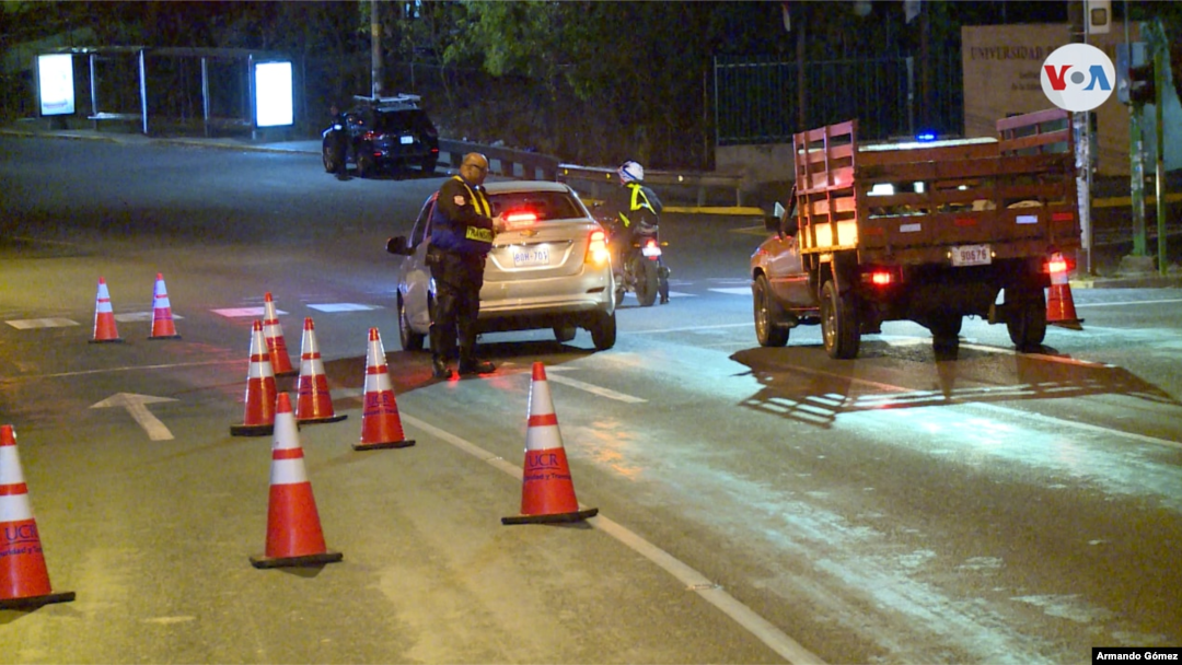 Policías han aplicado retenes para asegurarse de cumplimiento de restricción vehicular sanitaria por COVID-19. 24 de marzo 2020. Foto Armando Gómez/VOA.