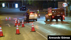 Policías han aplicado retenes para asegurarse de cumplimiento de restricción vehicular sanitaria por COVID-19. 24 de marzo 2020. Foto Armando Gómez/VOA.