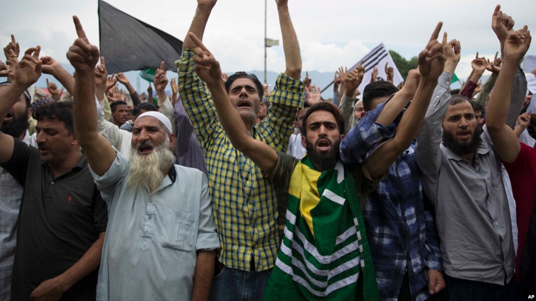 Hindiston nazoratidagi Kashmir aholisi norozilik namoyishida qatnashmoqda, Shrinagar, 2019-yil, 16-avgust.