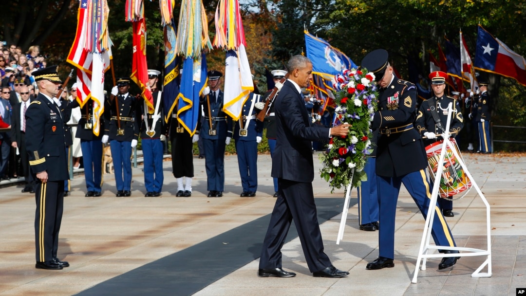 Seorang anak melambaikan bendera kepada Presiden AS Donald Trump dan Ibu Negara Melania Trump yang menghadiri upacara Hari Kemerdekaan AS "Salute to America", Kamis, 4 Juli 2019, di Lincoln Memorial, di Washington D.C.