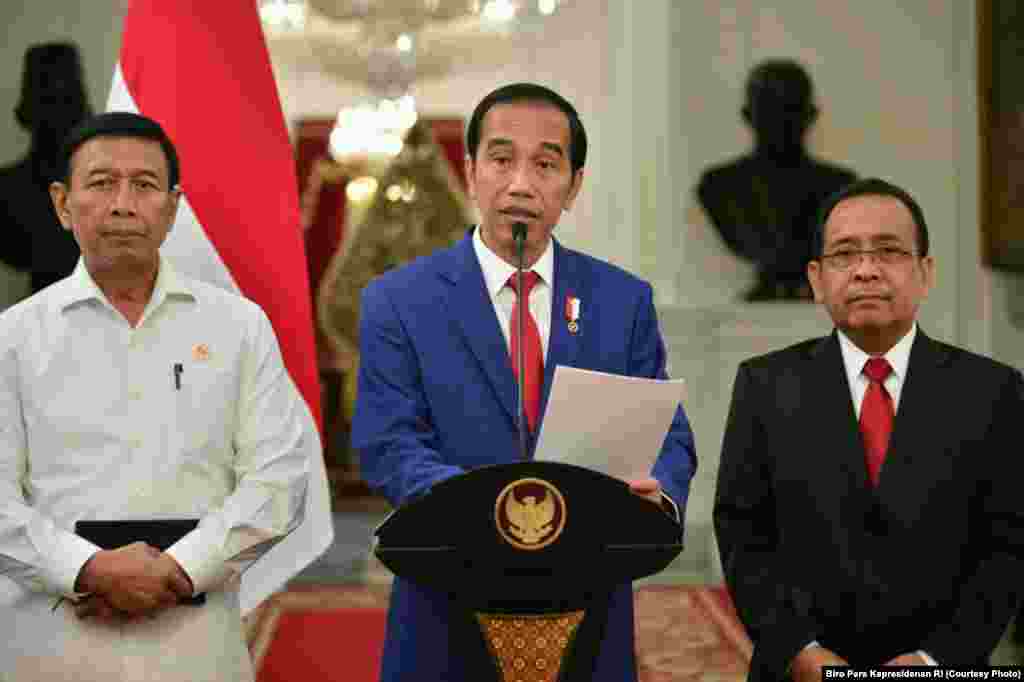 انڈونیشیا کے صدر جوکو ودودو روہنگیا مسلمانوں کے خلاف جاری پرتشدد کارروائیوں پر اپنا ردِ عمل دے رہے ہیں۔ انڈونیشیا نے میانمار کی حکومت سے روہنگیا مسلمانوں کے خلاف تشدد فوری طور پر روکنے کا مطالبہ کیا ہے۔